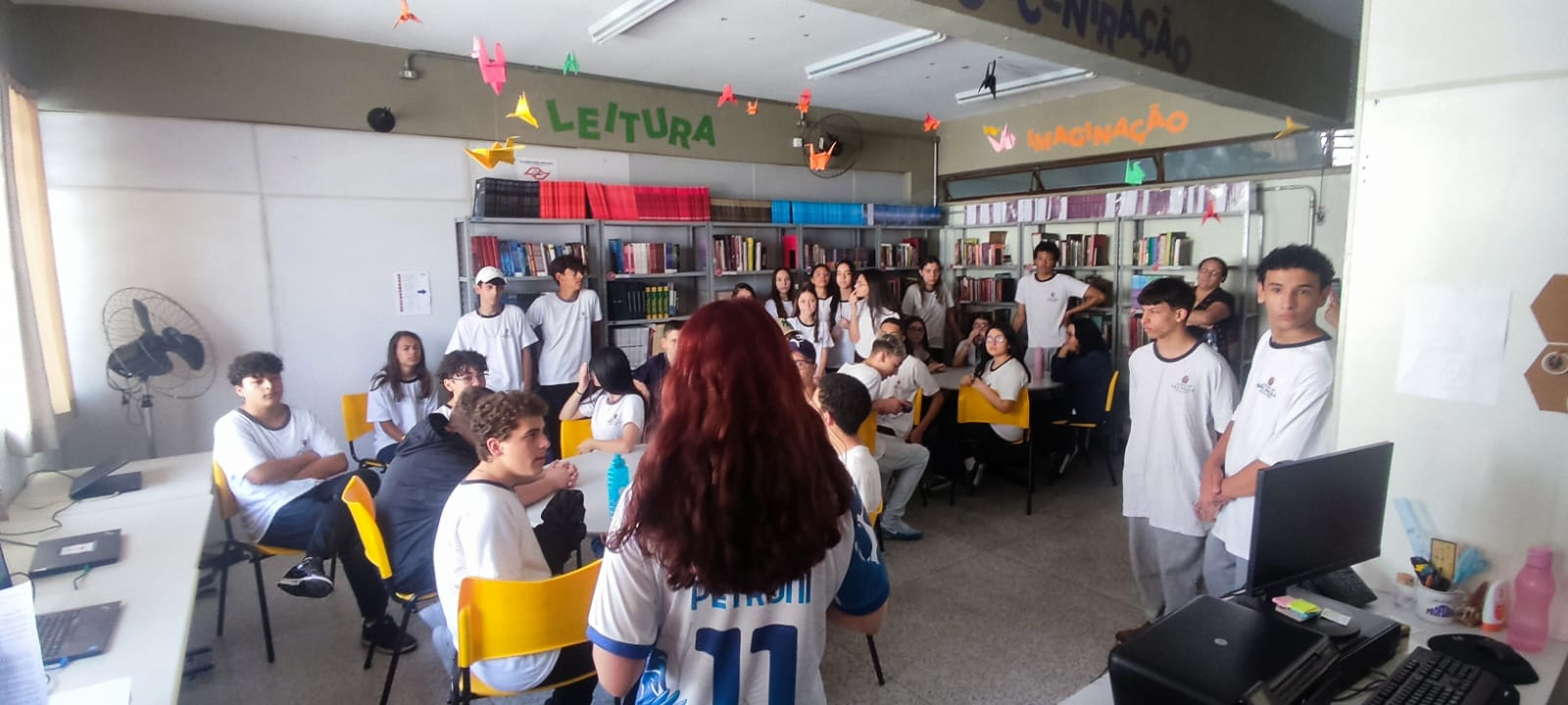 biblioteca com alunos